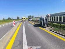 Dachowanie samochodu osobowego na popularnej "8" koło Wrocławia, 19 czerwca 2026 r.