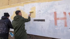 Usuwanie nienawistnych haseł ze ściany szkoły przy ul. Niemcewicza