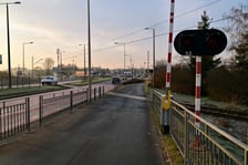 Tory kolejowe krzyżujące się z ulica Strzegomską w pobliżu Ronda Rotmistrza Pileckiego