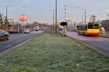 Tory kolejowe krzyżujące się z ulica Strzegomską w pobliżu Ronda Rotmistrza Pileckiego