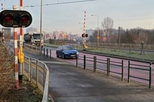 Tory kolejowe krzyżujące się z ulica Strzegomską w pobliżu Ronda Rotmistrza Pileckiego