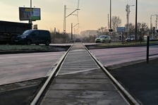 Tory kolejowe krzyżujące się z ulica Strzegomską w pobliżu Ronda Rotmistrza Pileckiego