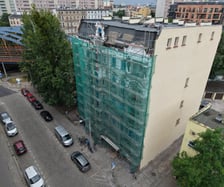Kamienica przy ul. Wysokiej 4 podczas remontu.