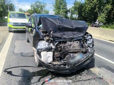 <p>Na zdjęciach samoch&oacute;d osobowy po wypadku na ul. Karkonoskiej</p>