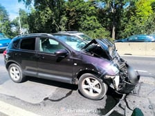 <p>Na zdjęciach samoch&oacute;d osobowy po wypadku na ul. Karkonoskiej</p>