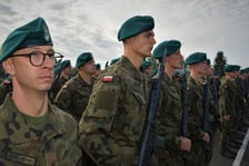 We Wrocławiu zakończyło się szkolenie podstawowe 3. edycji programu „Wakacje z Wojskiem”. Elewi złożyli przysięgę na sztandar 10 Wrocławskiej Brygady Łączności.