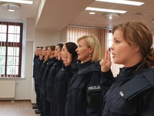 <h2>Praca w policji: gdzie złożyć dokumenty do pracy</h2>
<p>Postępowania kwalifikacyjne dla kandydat&oacute;w do służby w policji są w &nbsp;następujących jednostkach organizacyjnych:</p>
<ul>
<li>w Komendzie Wojew&oacute;dzkiej Policji we Wrocławiu, w Oddziale Prewencji Policji we Wrocławiu, w Samodzielnym Pododdziale Prewencji Policji w Legnicy;</li>
<li>w Komendzie Miejskiej Policji w Jeleniej G&oacute;rze, w Legnicy, w Wałbrzychu i we Wrocławiu;</li>
<li>w Komendzie Powiatowej Policji w Bolesławcu, Dzierżoniowie, Głogowie, G&oacute;rze, Jaworze, Kamiennej G&oacute;rze, Kłodzku, Lubaniu, Lubinie, Lw&oacute;wku Śląskim, Miliczu, Oleśnicy, Oławie, Polkowicach, Strzelinie, Środzie Śląskiej, Świdnicy, Trzebnicy, Wołowie, Ząbkowicach Śląskich, Zgorzelcu, Złotoryi.</li>
</ul>