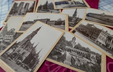 kolekcjoner pocztówek Stanisław Chmura z Wrocławia. W imponującej kolekcji ma ponad tysiąc wrocławskich widokówek