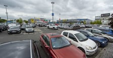 28.08.2022 niedziela handlowa we Wrocławiu: tłumy kupujących i pękające w szwach parkingi