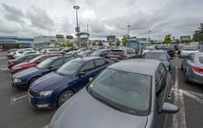 28.08.2022 niedziela handlowa we Wrocławiu: tłumy kupujących i pękające w szwach parkingi