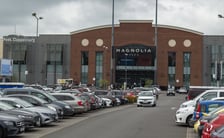 28.08.2022 niedziela handlowa we Wrocławiu: tłumy kupujących i pękające w szwach parkingi