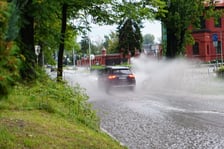 Gwałtowna burza we Wrocławiu: zalane ulice i kłopoty z komunikacją