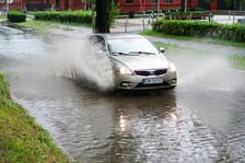 Gwałtowna burza we Wrocławiu: zalane ulice i kłopoty z komunikacją