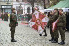 Na zdjęciu 80 nowych żołnierzy Wojsk Obrony Terytorialnej z Dolnego Śląska. W sobotę złożyli uroczystą przysięgę w Świdnicy