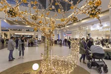 Na zdjęciach klienci w galerii handlowej we Wrocławiu