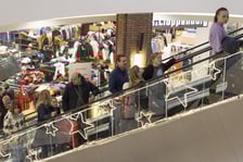 Na zdjęciach klienci w galerii handlowej we Wrocławiu