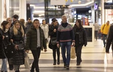 Na zdjęciach klienci w galerii handlowej we Wrocławiu
