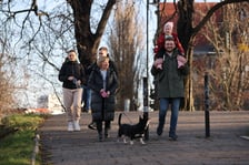 Spacerowicze podczas świąt we Wrocławiu. Okolice bulwarów i Ostrowa Tumskiego