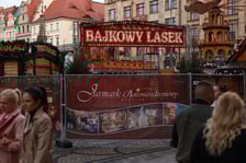 Na zdjęciu widać zamknięty Jarmark Bożonarodzeniowy we Wrocławiu