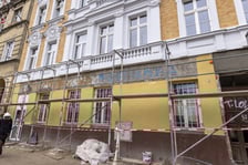 Remontowana kamienica przy ul. Słowiańskiej 17 i odkryty napis