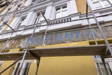 Remontowana kamienica przy ul. Słowiańskiej 17 i odkryty napis