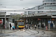 <p><strong>Dłuższy urlop w 2023 r. Zasady nowego urlopu w 2023 r.&nbsp;</strong></p>
<p>Każdy pracownik zyska prawo do pięciu dni urlopu opiekuńczego i dw&oacute;ch dodatkowych dni wolnych na załatwienie pilnych spraw prywatnych, ale nie tylko.</p>