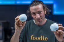 Mateusz Zielonka piecze pączki w Hydropolis