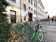 <p>Stojaki na rowery na terenie Uniwersytetu Przyrodniczego</p>