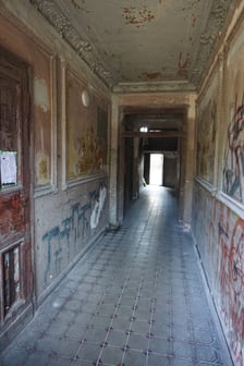 Sień wejściowa w kamienicy przy ul. Pomorskiej przed rozpoczęciem prac koserwatorskich