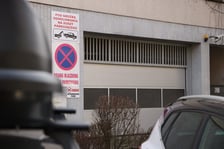 <p>Minimalną liczbę miejsc parkingowych w danej inwestycji określają zapisy planu miejscowego albo warunki zabudowy, zwykle jest to minimum jedno miejsce na każdy lokal.</p>