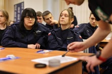 <h2>Praca w policji: gdzie złożyć dokumenty do pracy</h2>
<p>Osoby zainteresowane służbą w policji mogą składać osobiście dokumenty aplikacyjne w Komendzie Wojew&oacute;dzkiej Policji we Wrocławiu Wydział Doboru i Szkolenia, ul. Połbina 1 oraz w komendach miejskich i powiatowych policji na terenie Dolnego Śląska.</p>
<p>&nbsp;</p>
<p>W Komendzie Miejskiej Policji we Wrocławiu, można składać dokumenty w Wydziale Kadr KMP przy ul. Sołtysowickiej 21 od poniedziałku do piątku w godzinach 7:30 &ndash; 15:00. Osoby zainteresowane pełnieniem służby mogą r&oacute;wnież kontaktować się pod nr tel. 47 87 129 62.</p>