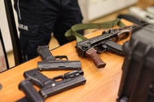 <h2>Policja Wrocław: terminy przyjęć do służby w 2023 r.</h2>
<p>Dokumenty do pracy w policji można składać przez cały rok, ale ściśle określone są terminy przyjęć: pierwszy termin był&nbsp;&nbsp;27 lutego 2023&nbsp;r.,<span style="font-weight: bold;"> kolejny będzie 5 maja br.&nbsp;</span></p>