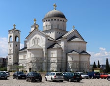 <p class="MsoNormal">Jeżeli ktoś czarno widzi maj&oacute;wkę w Polsce, niech poleci do Czarnog&oacute;ry. Z Wrocławia jest połączenie z Podgoricą &ndash; stolicą tego kraju. My tam nie byliśmy, więc zajrzeliśmy na stronę National Geographic: &bdquo;Podgorica uchodzi za jedną z najnudniejszych spośr&oacute;d wszystkich europejskich stolic. Rzeczywiście, ciekawych miejsc do zwiedzania jest tam jak na lekarstwo. Nie można jednak zapominać, że jest położona w wyjątkowo malowniczej okolicy, a otaczający ją krajobraz dosłownie zapiera dech w piersiach&rdquo;.</p>
<p class="MsoNormal"><strong>Termin</strong>: 1 &ndash; 4 maja</p>
<p class="MsoNormal"><strong>Cena</strong> dla dw&oacute;ch os&oacute;b tam i z powrotem (na dzień 11 kwietnia): 684 zł</p>
<p class="MsoNormal"><strong>Linia</strong>: Ryanair</p>