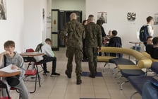 <h2>Komisja wojskowa 2023. Kto wzywa na kwalifikację?</h2>
<p>Za przeprowadzenie kwalifikacji wojskowej na terenie powiatu (miasta na prawach powiatu) odpowiada starosta (prezydent miasta). Kwalifikacja wojskowa ogłaszana jest przez wojewodę na obszarze wojew&oacute;dztwa w drodze obwieszczenia. Ogłasza się ją nie p&oacute;źniej niż na 14 dni przed dniem jej rozpoczęcia.</p>
<p>Kwalifikację wojskową ma przeprowadzać 390 powiatowych komisji lekarskich. Ministerstwo obrony szacuje, że w każdej z nich ma być przebadanych co najmniej 30 os&oacute;b dziennie.</p>