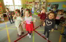 <ul>
<li>144,15 mln zł &ndash; roczny budżet dla NGO (program wsp&oacute;łpracy miasta z organizacjami pozarządowymi)</li>
<li>1 886 zł &ndash; miesięczne utrzymanie dziecka w żłobku publicznym, bez koszt&oacute;w wyżywienia</li>
<li>6 162 zł &ndash; średnie miesięczne utrzymanie mieszkańca w domu pomocy społecznej</li>
<li>4 526 zł &ndash; średnie miesięczne utrzymanie dziecka w rodzinnym domu dziecka</li>
</ul>