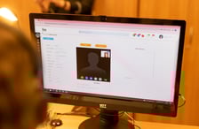 <h2>Aktywuj status podatnika i gotowe! Nasz Wrocław</h2>
<p>&nbsp;</p>
<p>Jeżeli już mamy założone konto, czas aktywować status podatnika, czyli udokumentować, że nasze podatki trafiają właśnie do Wrocławia.&nbsp;</p>
<p>W przypadku, gdy PIT rozliczamy elektronicznie, możemy to zrobić samodzielnie na swoim utworzonym koncie programu wpisując w odpowiednim miejscu numer UPO. Ale jeżeli mamy z tym problem, tutaj z pomocą przychodzi czat wideo, kt&oacute;ry umożliwi bezpośrednie połączenie z pracownikiem urzędu.</p>