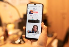 <h2>Czat wideo Nasz Wrocław. To trzeba wiedzieć przed połączeniem?</h2>
<p>Ważne, aby przed spotkaniem przygotować:</p>
<ul>
<li>dokument tożsamości ze zdjęciem,</li>
<li>jeśli chcesz aktywować Status Podatnika, należy okazać w formie papierowej lub elektronicznej (poprzez udostępnienie ekranu komputera) pierwszą stronę ostatniego aktualnego rozliczenia PIT we Wrocławiu, z potwierdzeniem złożenia lub nadania. Uwaga, podatki z Pierwszego Urzędu Skarbowego nie trafiają do Wrocławia. To oznacza, że nie można otrzymać Statusu Podatnika,</li>
<li>w przypadku aktywacji Statusu MAX (zameldowanych na stałe we Wrocławiu) należy okazać w formie papierowej lub elektronicznej (poprzez udostępnienie ekranu komputera) informację o zameldowaniu na pobyt stały we Wrocławiu. Informację o zameldowaniu możesz pobrać ze strony www.gov.pl. Alternatywnie możesz okazać do kamery informację o zameldowaniu z aplikacji mObywatel. Aktywacja Statusu MAX jest możliwa tylko w przypadku os&oacute;b, kt&oacute;re już mają aktywny Status Podatnika.</li>
</ul>