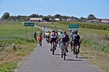 Pierwsze grupy cyklistów już przejechały nowym odcinkiem drogi rowerowej w gminie Oborniki Śląskiej