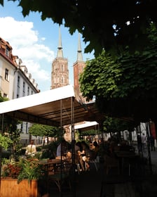 <p><strong>Lwia Brama</strong></p>
<p>O wyjątkowym charakterze restauracji świadczy nie tylko bajkowa lokalizacja, ale r&oacute;wnież kuchnia w wydaniu Jarosława J&oacute;zefowskiego, kt&oacute;ry swoją pasję wyraża na talerzu&nbsp;<span style="color: #232323; font-family: 'Fira Sans', sans-serif; font-size: 18px;">&ndash;&nbsp;</span>łącząc regionalne składniki z wyrobami własnej produkcji. Nie da się r&oacute;wnież przejść obojętnie obok ich <strong>ogr&oacute;dka</strong>, kt&oacute;ry jest jednym z najpiękniejszych w całym Wrocławiu. Spędzicie tu spokojnie czas z widokiem na katedrę św. Jana Chrzciciela.</p>
<p>&ndash; Lwia Brama&nbsp;to jedyna restauracja znajdująca się w najstarszej części Wrocławia, Ostrowie Tumskim. Niegdyś była to wyspa podlegająca władzy kościelnej, dziś jest wizyt&oacute;wką Wrocławia, popularną wśr&oacute;d turyst&oacute;w, spacerowicz&oacute;w i zakochanych &ndash; czytamy na stronie restauracji.</p>
<ul>
<li>Adres:&nbsp;Katedralna 9</li>
<li>Godziny otwarcia: poniedziałek-czwartek od godz. 16:00 do 22:00; piątek-sobota od 12:00 do 23:00; niedziela od 12:00 do 22:00</li>
</ul>
<p><a href="https://www.lwiabrama2.pl/" target="_blank" rel="noopener">Szczeg&oacute;ły oraz menu można zobaczyć na stronie restauracji.</a></p>