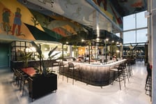 <p><strong>Concordia Taste</strong></p>
<p>Restauracja znajduje się w jednym z najpiękniejszych miejsc we Wrocławiu &ndash; na zielonej Wyspie Słodowej. Scenografię lokalu stanowi ok. 500-metrowy mural, dzieło artystki Alicji Biały, kt&oacute;ry wyraża hołd dla uważności i idei smakowania życia z najbliższymi nam ludźmi.</p>
<p>&ndash; Zwolnij na chwilę, żeby docenić wsp&oacute;lnie spędzony czas. Concordia Taste to miejsce niepowtarzalnych spotkań z rodziną i przyjaci&oacute;łmi. Cieszcie się przyrodą, sztuką, wspaniałym jedzeniem i oczywiście sobą nawzajem &ndash; czytamy na stronie restauracji.</p>
<p>W menu są polskie dania w nowoczesnym wydaniu. Szef kuchni &ndash; Damian Bildź z pewnością zaskoczy Was niecodziennymi połączeniami znanych smak&oacute;w.</p>
<ul>
<li>Adres:&nbsp;wyspa Słodowa 7</li>
<li>Godziny otwarcia: wtorek-czwartek i niedziela od godz. 12:00 do 21:00; piątek-sobota od 12:00 do 23:00; w poniedziałki zamknięte</li>
</ul>
<p><a href="https://concordiataste.pl/wroclaw/" target="_blank" rel="noopener">Szczeg&oacute;ły oraz menu można zobaczyć na stronie restauracji.</a></p>