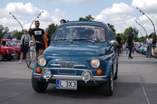 Zlot zabytkowych maluchów w CH Zajezdnia we Wrocławiu