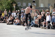 Skaterzy na placu Wolności jeżdżą na deskorolce. Międzynarodowy Dzień Deskorolki