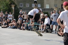Skaterzy na placu Wolności jeżdżą na deskorolce. Międzynarodowy Dzień Deskorolki