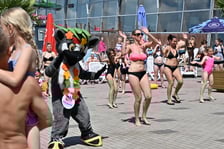 <p>Rafaello prowadzący muzyczny fitness wyciska z gości Aquaparku si&oacute;dme poty. Jest bardzo intensywnie.</p>