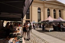 Jarmark żydowski na dziedzińcu syngogi podczas festiwalu Simcha