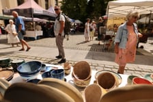 Jarmark żydowski na dziedzińcu syngogi podczas festiwalu Simcha