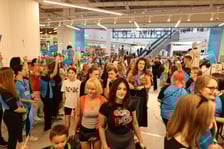 Kobiety i mężczyźni na otwarciu sklepu Primark w Magnolii