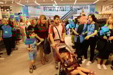 Kobiety i mężczyźni na otwarciu sklepu Primark w Magnolii