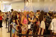 Kobiety i mężczyźni na otwarciu sklepu Primark w Magnolii