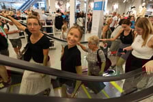 Kobiety i mężczyźni na otwarciu sklepu Primark w Magnolii